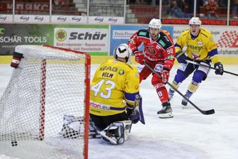 Eispiraten verspielen Führung - Auch wenn Luca Gläser (rote Spielkleidung) früh zum 1:0 für Crimmitschau traf, ging der Sieg am Sonntag und auch im Nord-Ost-Pokal insgesamt an die Lausitzer Füchse.