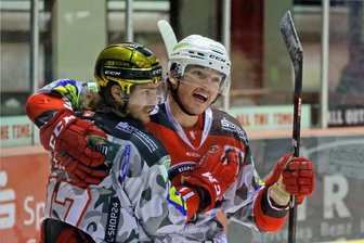 Eispiraten versteigern Trikots: Mindestgebot liegt bei 100 Euro - So sehen die Camouflage-Trikots aus, die versteigert werden: Mathieu Lemay und Alexis D´Aoust nach dem 2:2.