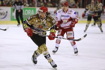 Eispiraten: Versteigerung der Camouflage-Trikots lässt Kasse klingeln - Patrick Pohl im Camouflage-Trikot.