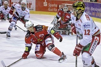 Eispiraten: Verteidiger übernimmt neue Rolle - Eispiraten-Verteidiger Max Balinson (rotes Trikot).
