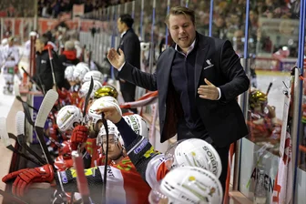 Eispiraten: Worauf der Trainer in dieser Woche gespannt ist - Eispiraten-Trainer Jussi Tuores dürfte in dieser Woche mit den Spielern einiges zu besprechen haben.