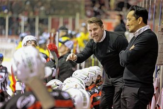 Eispiraten: Wunschkandidat für den Trainerposten hat Angebot auf dem Tisch liegen - Jussi Tuores (Mitte) hat ein Vertragsangebot der Eispiraten vorliegen.