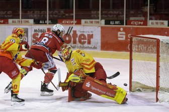 Eispiraten zeigen tolle Moral: Aufholjagd wird mit 4:3-Sieg gegen Kaufbeuren gekrönt - Stürmer Dominic Walsh drückt die Scheibe in der 49. Minute zum 3:3-Ausgleich über die Linie.