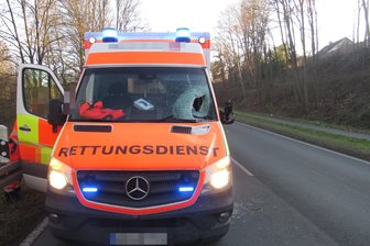 Eisplatte durchschlägt auf S 2177 Windschutzscheibe - Eine von einem Lkw gerutschte Eisplatte hat auf der S 2177 die Windschutzscheibe einen Krankenwagens durchschlagen.