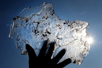 Eisplatte kracht auf der A 72 bei Reinsdorf auf eine Pkw-Frontscheibe - Eisplatten bilden sich bei strengem Frost schnell auf Lkw-Dächern und -Planen.