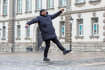 Eisregen sorgt im Vogtland für glattes Pflaster - Auf dem Pflaster des Plauener Theaterplatzes war es am Montagmittag spiegelglatt, wie Passant Tino Helbig für unsere Fotografin vorführt.