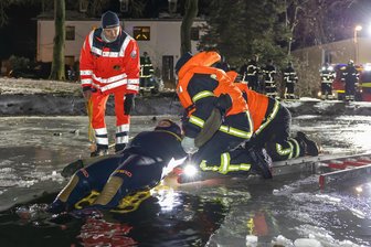 Eisrettung: Feuerwehr Auerbach probt für den Ernstfall - 