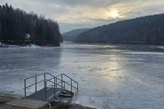 Eisschicht auf Talsperren im Vogtland wächst: Gilt nun „Betreten verboten“ oder „Betreten auf eigene Gefahr“? - Die Treppe wirkt wie eine Einladung zum Betreten der Talsperre Falkenstein. Doch für sie und die Talsperren Pöhl und Pirk gilt ein striktes Betretungsverbot der Eisflächen.