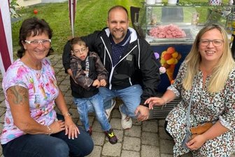 Eisschlecken bis nichts mehr geht - für guten Zweck - Christina Schilling, Ewen Wittig, Heiko Richter (Papa von Ewen) und Stefanie Wittig (Mama von Ewen) profitierten von der Eis-Flatrate im Seniorenzentrum Alloheim