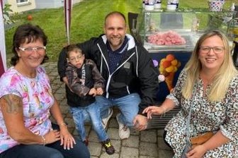 Eisschlecken ohne Ende - für einen guten Zweck - Christina Schilling mit Ewen Wittig, Ewens Papa Heiko Richter und Mama Stefanie Wittig (v.l.).