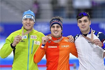 Eisschnellläufer Nico Ihle tauscht den Laufanzug gegen eine Uniform - Der Moment des größten Erfolges: am 10. Februar 2017 gewann Nico Ihle (links) bei der Sprint-Einzelstreckenweltmeisterschaft im südkoreanischen Gangneung über 500 Meter die Silbermedaille hinter dem Niederländer Jan Smeekens (Mitte) und vor dem Russe Ruslan Murashov. Die bezeichnet er heute als seinen wertvollsten Erfolg - auch, weil ähnliches zuvor noch keinem deutschen Eisschnellläufer gelungen war.