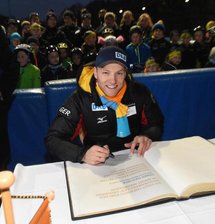 Eisschnellläufer Nico Ihle trägt sich erneut ins Goldene Buch ein - Im Januar hatte sich Nico Ihle bereits ins Goldene Buch der Stadt Chemnitz eingetragen. Jetzt verewigt er sich dort erneut.