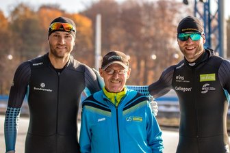 Bei Henry Taube (Mitte) lernten Denny (links) und Nico Ihle das Einmaleins des Eisschnelllaufens. Damit legte ihr erster Trainer auch den Grundstein für die spätere internationale Karriere des Chemnitzer Brüderpaares. 