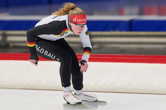 Eisschnellläuferin Lea Sophie Scholz bringt einen kleinen vogtländischen Verein auf die große Olympiabühne - Wie hier beim Weltcup am vergangenen Wochenende in Inzell gehört ihr rotes Stirnband vom TSV Vorwärts Mylau für Eisschnellläuferin Lea Sophie Scholz auf dem Eis immer dazu.