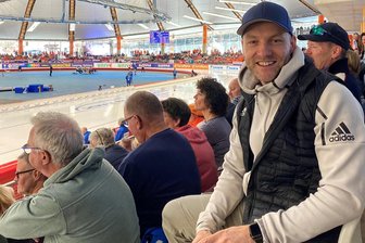 Eisschnelllauf: Bei Nico Ihle kehrt das Kribbeln in der Zuschauerrolle nicht zurück - Bei der Weltmeisterschaft in Inzell nahm Nico Ihle die für ihn ungewohnte Rolle des Zuschauers ein. Ein Jahr nach seinem Karriereende verfolgte er die Rennen ganz entspannt mit der Familie.