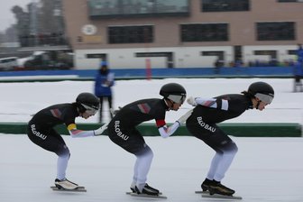 Eisschnelllauf: Chemnitzer Matteo Stibenz fehlen im Flockenwirbel nur Zentimeter zur WM-Medaille - Die Teamverfolgung der Eisschnellläufer lebt vom Gleichklang der Sportler. Dem Chemnitzer Matteo Stibenz (links) sowie den beiden Erfurtern Tomy Nguyen (Mitte) und Finn Sonnekalb gelang das bei der Junioren-Weltmeisterschaft fast perfekt. Am Ende fehlte nur ein Hauch zur Medaille.