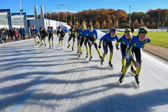 Eisschnelllauf: EC Chemnitz verschiebt Premiere des Eislauf-Marathons im Küchwald in den Herbst - Zur Eröffnung der sanierten Eisschnelllauf-Bahn im Chemnitzer Küchwald hatten Nachwuchssportler schon mal als Team auf dem Eis für ein Foto posiert. Ein jetzt erstmals geplanter Teamwettkampf muss aber verschoben werden.