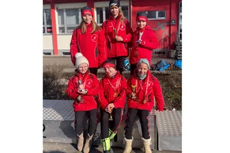 Eisschnelllauf: Mylauer Nachwuchs gewinnt drei Pokale - Das Mylauer Team beim CEV-Pokal in Crimmitschau: (hinten von links) Milana Arndt, Helene Brückner, Annabelle Nehring; (vorn von links) Amelia Arndt, Wilhelm Ketzel und Annie Brenner.