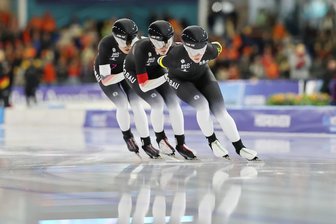 Eisschnelllauf: Schnappt sich der Sachsen-Express bei der Weltmeisterschaft eine Medaille? - Beim Weltcupfinale in Heerenveen stand Anfang März Rang 4 für das deutsche Trio Josie Hofmann, Josephine Schlörb und Lea-Sophie Scholz (von links) zu Buche.