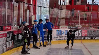 Eisschnelllauf: Techniktraining mit einem Weltmeister und Weltcupstarter - Vor wenigen Tagen nahm sich Eisschnellläufer Fridtjof Petzold (rechts) die Zeit, um beim Training der Nachwuchs seines Crimmitschauer Vereins vorbeizuschauen. Dort gab es unter anderem Tipps rund um die Technik am Start.