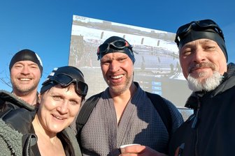 Eisschwimmer aus Flöha und Oederan zurück von der WM – Kunstwerk geht an Oulu - Weltmeisterschaft im Eisschwimmen: Ines und Stefan Fuchs mit Jan Voigt und René Schneider.