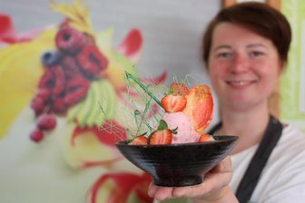 Eistest im Erzgebirge: Wo gibt es die größten Eiskugeln und zu welchem Preis? - Das Erdbeereis von Doreen Seidel hat auch Nicht-Erdbeereis-Fans beim Test überzeugt.