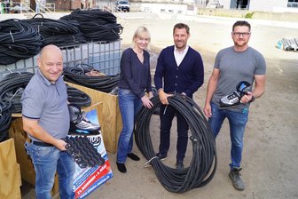 Eisvergnügen kehrt an die "Erle" zurück - Die Utensilien für die Eisbahn, etwa die Kühlschläuche, sind schon da. Die Betreiber Rüdiger Günl (links) und Matthias Krauß freuen sich auf die neue Eisbahnsaison. Baubürgermeisterin Kathrin Köhler und Planer/Baubetreuer Carsten Allert (r.) von der Stadtverwaltung haben mit vielen anderen für eine bessere Infrastruktur gesorgt.