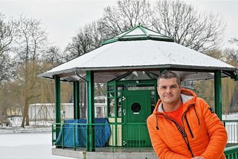 Eisverkäufer übernimmt Milchhäuschen am Chemnitzer Schloßteich - Marcel Morgenstern vor dem Außenpavillon des Milchhäuschens. Dieser bleibt witterungsbedingt vorläufig geschlossen. 