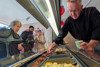 Eiszeit im Erzgebirge: So starten die Eisdielen in den Frühling - Wie in der gesamten Woche hatte Tino Küchler, Betreiber von Jannys Eiscafé in Zschopau, auch am Freitag viel zu tun.