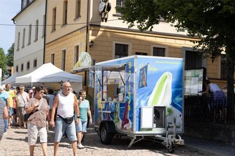 Eiszeit in Auerbach: Warum Eis-Karli zum Töpfermarkt nicht verkaufen durfte - Der Eiswagen von Jürgen Buchwald stand wie in den Vorjahren zum Töpfermarkt unterhalb der Kirche. Der zeigte sich irritiert, dass der Mitbewerber den Eisverkauf an genau dem Standort anzeigte. Ein Missverständnis, wie er meint.