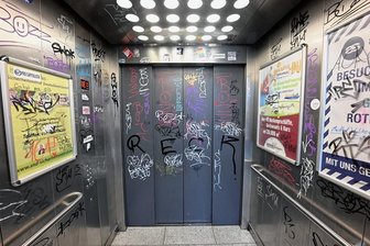 Ekel-Parkhaus in Chemnitz schockiert Weihnachtsmarkt-Besucher - Blick in einen der Fahrstühle: Alle Wände und die Türen sind von Schmierereien übersät.