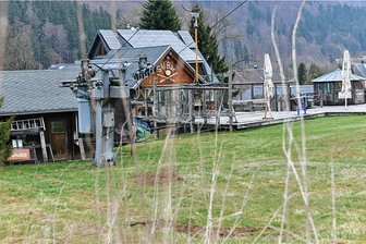 Eklat am Skilift Holzhau: Polizei will Zeugen befragen - Schnee am Holzhauer Skihang? Bei diesen Temperaturen Fehlanzeige. Doch laufen würde der Lift sowieso nicht. Nun will Alexander Richter wenigstens in seiner Hütte Gäste empfangen. 