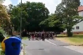 Eklat bei Testspiel des Chemnitzer FC in Tschechien: Fans skandieren Nazi-Parole - Auf einem im Internet kursierenden Video ist zu sehen, wie Dutzende in Schwarz gekleidete Fans lautstark die Nazi-Parole "Sieg heil!" skandieren.