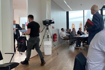 Eklat im Zwickauer Stadtrat: Wagenknecht-Fraktion verlässt aus Protest den Saal - Dramatischer Abgang: Die BSW-Stadträte Bernd Rudolph, Martin Wieth und Thomas Koutzky (von links) verlassen als Zeichen des Protestes den Bürgersaal im Rathaus.
