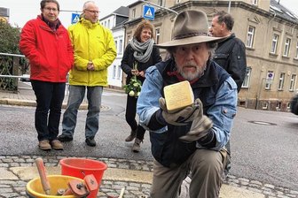 Eklat um Stolpersteine in Limbach-Oberfrohna: Stadtrat lehnt Gedenktafeln ab - 2017 hatte der Künstler Gunter Demnig in Limbach-Oberfrohna Stolpersteine zum Gedenken an Nazi-Opfer verlegt. Einer am Marktsteig erinnert seitdem an die ermordete Rosa Margarete Kirsten. Jetzt ist es fraglich, ob in der Stadt weitere Stolpersteine verlegt werden.