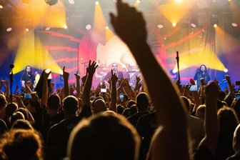Ekstase, Dankbarkeit und Abschiedstränen: Freiwild-Sänger Philipp Burger und sein emotionales Tour-Finale im Vogtland - Philipp Burger und Band traten in der Musikhalle Markneukirchen auf.