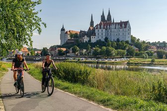Elberadweg ist wieder Deutschlands Radweg Nummer eins - Elberadweg bei Meißen: Im 14 Kilometer flussabwärts gelegenen Niederlommatzsch können Radfahrer übersetzen.