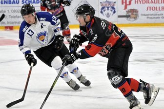 Elbestädter gehen in Schönheide zweistellig unter: Wölfe feiern in der Eishockey-Regionalliga ein Schützenfest - In jedem Drittel ein Treffer: Schönheides Kamil Hajsman (r.) trug sich wie neun weitere Wölfe beim 19:0-Kantersieg über den ESC Dresden in die Torjägerliste ein.