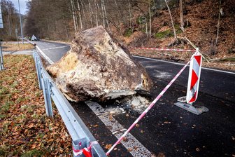 Elbsandsteingebirge: Riesiger Felsbrocken auf Straße gestürzt - Dieser Felsblock krachte nur wenige Meter hinter der sächsischen Grenze etwa 200 Meter in die Tiefe und knallte auf den Asphalt.