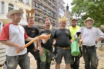 Elchgeweih und Cowboyhut: Zwickaus lustigste Bauarbeiter wechseln „Helme“ mit jeder Pause - Polier Dirk Olschowsky (links) und seine Truppe bringen die Passanten häufig zum Lachen.