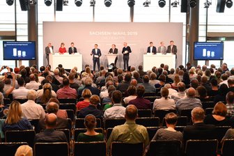 Sechs Kandidaten für die Landtagswahl in Sachsen trafen am Mittwoch in Dresden aufeinander: Rico Gebhardt (Die Linke), Katja Meier (Bündnis 90/Die Grünen), Michael Kretschmer (CDU, Podium links) sowie Martin Dulig (SPD), Jörg Urban (AfD) und Holger Zastrow (FDP, Podium rechts).