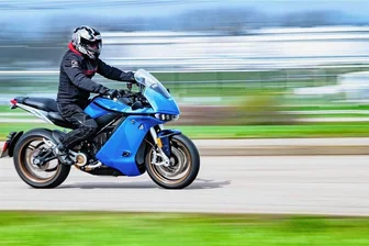 Elektrisch Motorrad fahren - ist das was? - Motorradverkäufer Mario Otto auf einer Zero SR/S: Wenn man den fehlenden Auspuff übersieht, ist das 110 PS starke E-Motorrad kaum von einem Verbrennermodell zu unterscheiden. Die Geräuschkulisse macht den Unterschied: Kräftiges Beschleunigen wird von einem leisen Pfeifen oder Sirren begleitet.