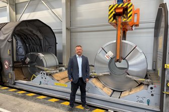 Elektrisch zum Südbahnhof: Grünes Licht für klimafreundlichen Güterverkehr in Chemnitz - Ein Stahlcoil wird im Railport entladen: Niederlassungsleiter Michael Fricke sieht im Elektrifizierungsprojekt große Chancen für den Railport Chemnitz.