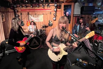 Elektrisierend, laut und schweißnass: Rockband aus Kanada liefert in Reichenbach ab - Ließ das Publikum im „Bergkeller“ jubeln: das Rock-Quartett The Damn Truth aus Kanada.