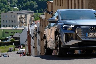 Elektro-Audis flitzen erneut über Horchs alte Teststrecke - nicht zum letzten Mal - Fast lautlos surrten die Elektro-Audis Q4-etron die Liebaustraße in Reichenbach, die einstige Teststrecke von August Horch, hinauf. Dessen einstige Fabrik (hinten links) ist heute die Awo-Zentrale.