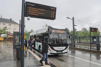 Elektro-Bus vs. Straßenbahn: Wohin fährt die Zukunft in Chemnitz? - Ein Elektro-Bus der Marke Ikarus fuhr bereits 2023 über die Straßen von Chemnitz. Ab 2025 wird der ungarische Hersteller wieder ein Modell zur Verfügung stellen.