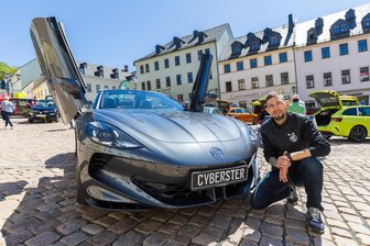 Elektro-Cabrio mit Flügeltüren und Faltdach: Besucher des Auerbacher Autofrühlings staunen über neuen E-Flitzer aus China - Kenny Seifert vorm Autohaus Dornig aus Plauen mit einem Elektroflitzer des chinesischen Produzenten MG.