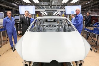 Elektro-Golf begeistert Ministerpräsident Kretschmer - 