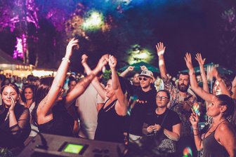 Elektro-Open Air „Sommerwaldzauber“ geht im Lichtentanner Haasenwald in dritte Runde - Beste Stimmung beim „Sommerwaldzauber“ im Haasenwald im Jahr 2024.