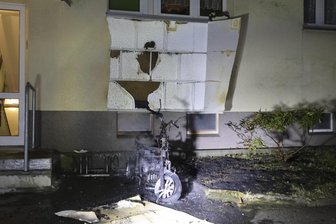 Elektro-Rollstuhl brennt an Stollberger Straße in Chemnitz - Der Elektro-Rollstuhl stand an der Stollberger Straße an einer Hausfassade, die ebenfalls Schaden genommen hat.